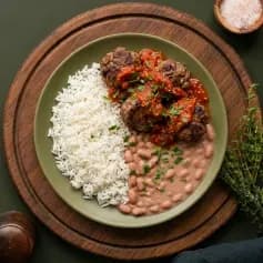 Almôndega premium ao molho de tomate, arroz branco e feijão carioca
