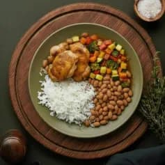 Coxa e sobrecoxa, arroz branco, feijão carioca e legumes salteados