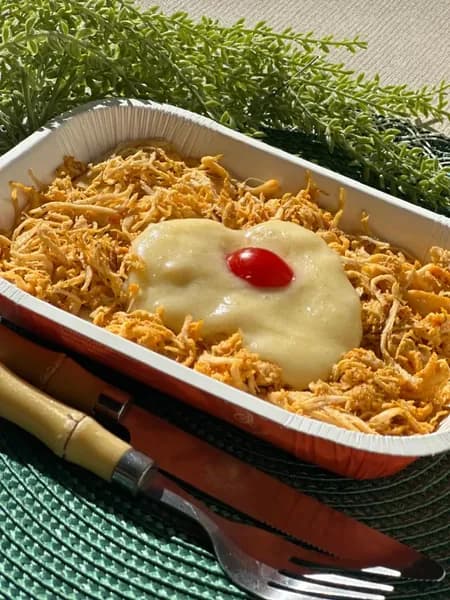Escondidinho de frango com purê de banana-da-terra