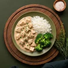 Estrogonofe de frango com arroz branco e brócolis.