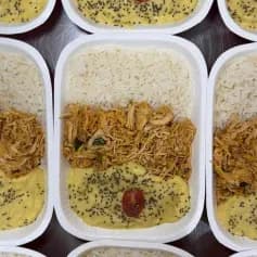 Frango desfiado com creme de milho e arroz branco