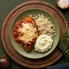 Parmegiana de frango com arroz integral e purê de batata