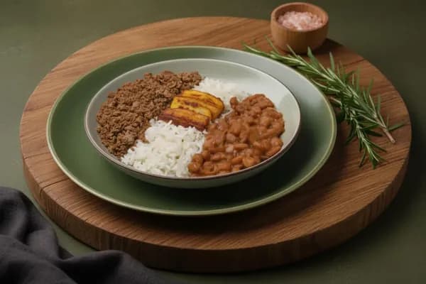 Patinho moído, arroz, feijão e banana da terra e couve refogada