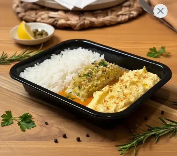 PIRARUCU COM CROSTA DE CASTANHAS, MOLHO DE MOQUECA, PURÊ DE BANANA-DA-TERRA E ARROZ BRANCO – 440g